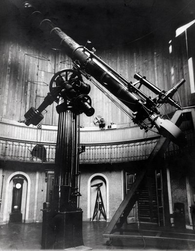O telescópio Schmidt, de Giovanni Virginio Schiaparelli (1835-1910) astrofísico em Brera (Milão). Ele observou configurações rectilíneas no planeta Marte, chamando-as de canais marcianos (canali). de Unknown photographer