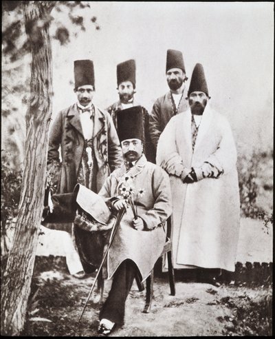 O Xá da Pérsia Nasser-ed-Din e os seus camareiros de Unknown photographer