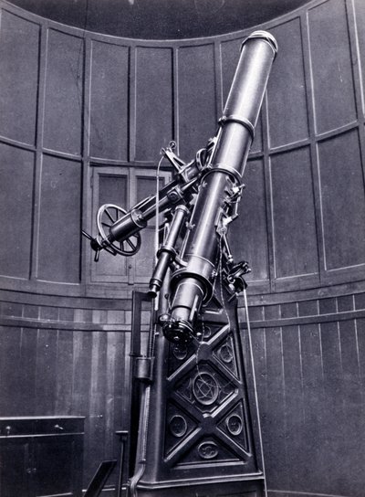O telescópio de Giovanni Virginio Schiaparelli (1835-1910) astrofísico em Brera (Milão). Ele observou configurações rectilíneas no planeta Marte, chamando-as de canais marcianos (canali). de Unknown photographer