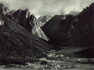 A cidade de Dobbiaco nas Dolomitas de Unknown photographer