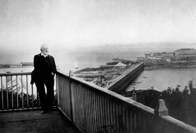 Victor Hugo (1802-1885) na Casa Hauteville durante o exílio em Guernsey (de 1851 a 1870) em 1868 de Unknown photographer
