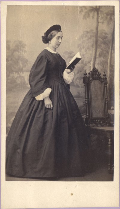 Mulher com um livro, cerca de 1860 (fotografia) de Unknown photographer