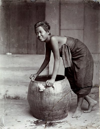 Jovem tailandesa sorridente, a empurrar um contentor grande de Unknown photographer