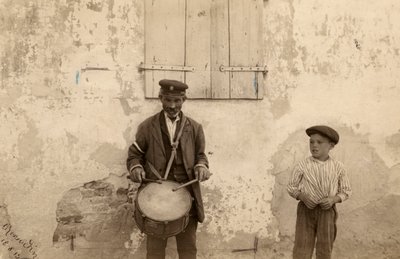 leiloeiro e criança de Unknown photographer