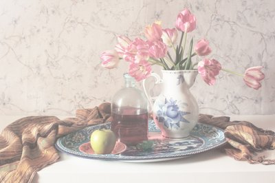 Natureza morta com tulipas rosa suave de UstinaGreen