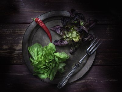 Prato escuro com verduras frescas de Vadim Kulinsky