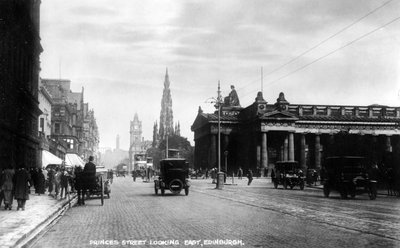 Olhando para o leste ao longo da Princes Street, Edimburgo, início do século XX. de Valentine and Sons Ltd