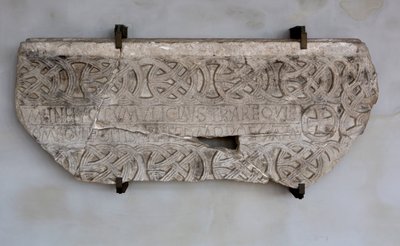 Pedra com inscrição e decorações (foto) de Venetian School