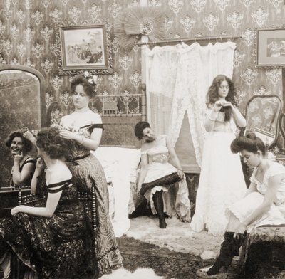 &39;Dressing for the Ball&39;, c.1900 (foto em sépia) (ver também 473245) de Vermont, USA H.C. White Company