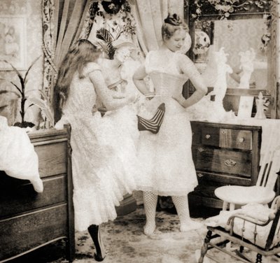 &39;Reduzindo o Excedente&39;, cartão estereoscópico mostrando uma jovem sendo atada a um espartilho, c.1900 (foto sépia) (ver também 473247) de Vermont, USA H.C. White Company