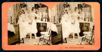 &39;Reduzindo o Excedente&39;, cartão estereoscópico mostrando uma jovem sendo atada a um espartilho, c.1900 (foto sépia) (veja também 473248) de Vermont, USA H.C. White Company