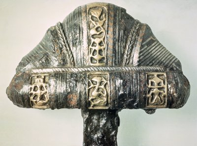 Detalhe de um punho de espada com decoração estampada (latão e ferro) de Viking