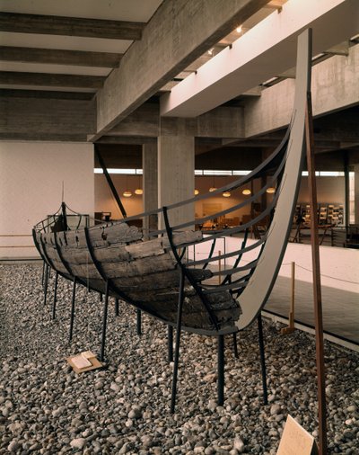 Navio viking (drakkar ou Langskip) encontrado no fiorde Roskilde, Dinamarca, c.1030 (carvalho, pinheiro, freixo e amieiro) de Viking