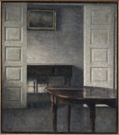 Quarto. As portas de batente estão abertas para um quarto atrás com um piano fechado de Vilhelm Hammershøi