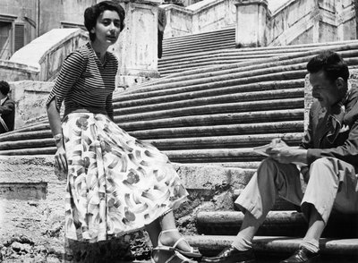 Uma mulher jovem e um homem a relaxar na Escadaria de Espanha de Vincenzo Balocchi