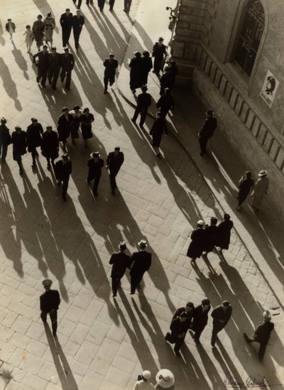Vista aérea de uma rua cheia de gente, c.1938 (fotografia a preto e branco) de Vincenzo Balocchi