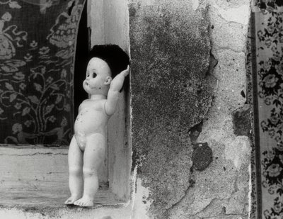 Boneca no parapeito de uma janela de Vincenzo Balocchi