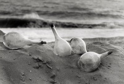 "Frascos na praia" de Vincenzo Balocchi