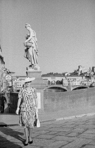 Modelo a posar na Ponte de Santa Trinita, em Florença, durante uma sessão fotográfica, 2-3 de junho de 1941 (fotografia a preto e branco) de Vincenzo Balocchi