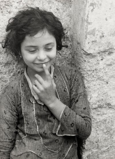 Retrato de uma criança, do "Aegean Cruise - Zara, Athens, Rhodes and Tripoli Album", maio de 1934 (fotografia a preto e branco) de Vincenzo Balocchi