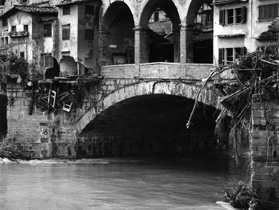 A Ponte Vecchio, parcialmente destruída após a inundação em Florença de Vincenzo Balocchi