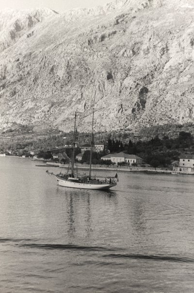 O veleiro do Duque de Aosta, ao largo da costa de Kotor, Croácia, do álbum "Corfu, Atenas e a Baía de Kotor de Vincenzo Balocchi