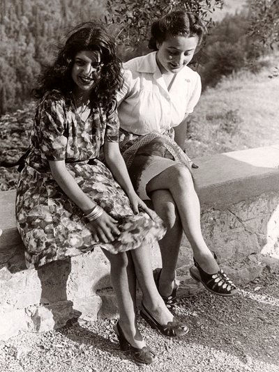 Duas raparigas sentadas num muro, Itália, c.1940 (fotografia a preto e branco) de Vincenzo Balocchi