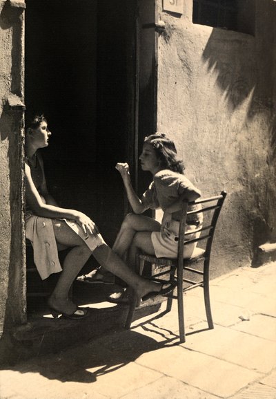 Duas raparigas sentadas à porta de uma casa. Postal enviado pelo fotógrafo a Vincenzo Balocchi de Vincenzo Balocchi