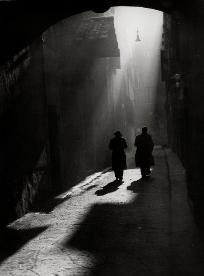 Dois homens caminham numa pequena rua típica de Florença de Vincenzo Balocchi
