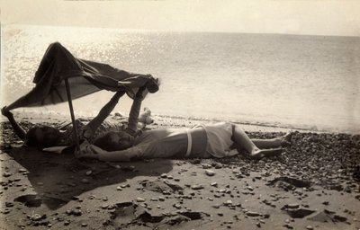 Duas mulheres deitadas à beira-mar, à sombra de uma toalha. Postal enviado pelo fotógrafo a Vincenzo Balocchi de Vincenzo Balocchi
