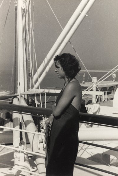 Mulher a bordo do navio de cruzeiro "Oceania", do álbum "At the Edge of Oceania 28th July to 10th August 1935 de Vincenzo Balocchi