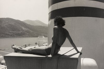 Mulher a bordo do navio de cruzeiro "Oceania", do álbum "At the Edge of Oceania 28th July to 10th August 1935 de Vincenzo Balocchi