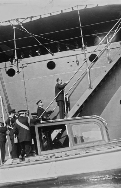 Álbum "Duce": Benito Mussolini em roupas civis na escada do navio Real Ferruccio no porto de Gaeta (foto a p/b) de Vincenzo Pignatiello