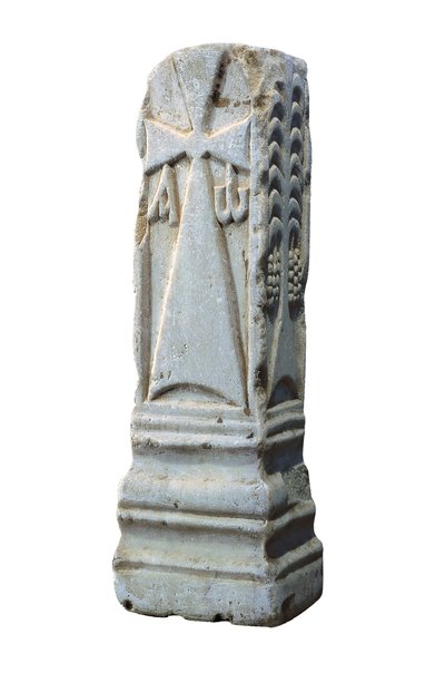 Pedra altar representando os símbolos cristãos de crisma, alfa e ômega, século VII (pedra) de Visigothic