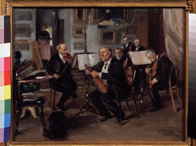 Noite Musical. Os músicos estão a preparar-se para dar um concerto, afinando os seus instrumentos entre as caixas de instrumentos e as partituras. Pintura de Vladimir Yegorovich Makovsky Makovski (Makovsky, Makovskij) (1846-1920), óleo sobre tela de Vladimir Egorovic Makovsky