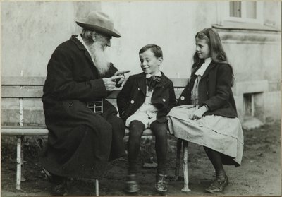 Leo Tolstoi com os netos Leo e Sofia, 1909 de Vladimir Grigorievich Chertkov
