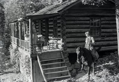 Mulher, possivelmente profissional de saúde, a cavalo, visita vizinhos ou familiares em... de Volkmar Wentzel