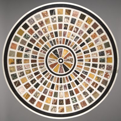 Mesa Neo-Clássica com tampo de mármore (pau-rosa com suportes de ormolu, moldes de latão e tampo de mármore) de Voss Voss