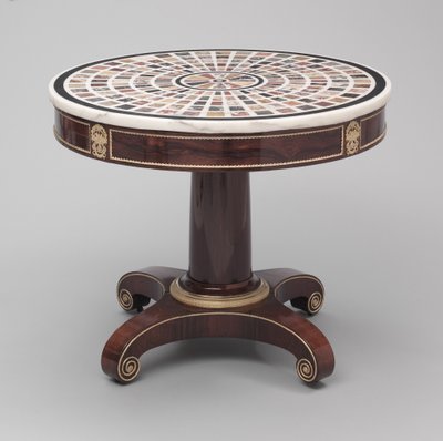 Mesa Neo-Clássica com tampo de mármore (pau-rosa com suportes de ormolu, moldes de latão e tampo de mármore) de Voss Voss