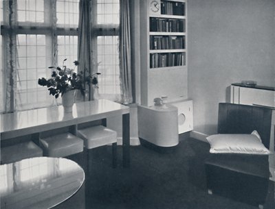 Renovart Ltd: Um apartamento de um quarto com um acessório de canto útil que inclui um relógio elétrico instalado de W. Dennis Moss