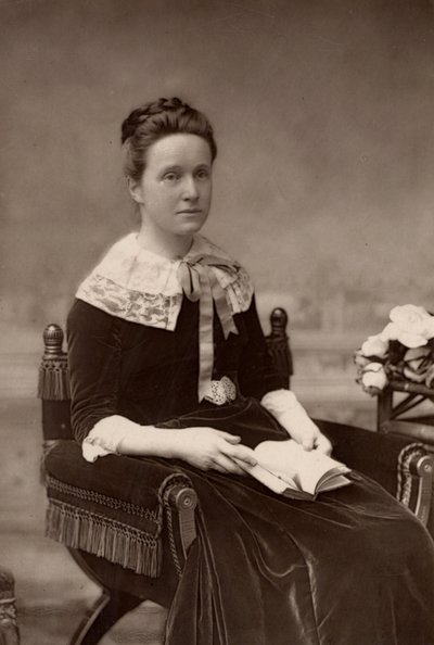"Millicent Fawcett (nascida Garrett - 1947-1929) feminista inglesa, líder do movimento pelo sufrágio feminino durante 50 anos. Irmã da médica pioneira Elizabeth Garrett Anderson; esposa de Henry Fawcett, o político radical cego (woodburytype de W. and D. (after) Downey