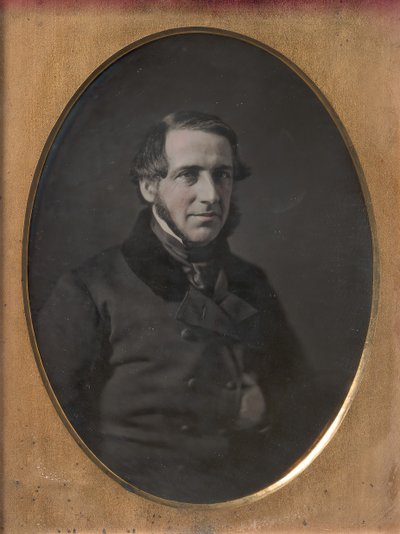 Homem de meia-idade com barba em tiras, jaqueta abotoada enfiada à mão, anos 1840-50 de W. and F. Langenheim