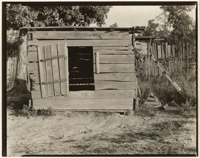 Galinheiro na quinta de Floyd Burroughs, condado de Hale, Alabama de Walker Evans