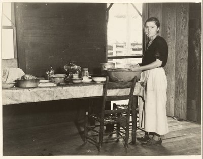 [Elizabeth Tengle à mesa da cozinha]/[Paralee Ricketts a trabalhar na cozinha] de Walker Evans