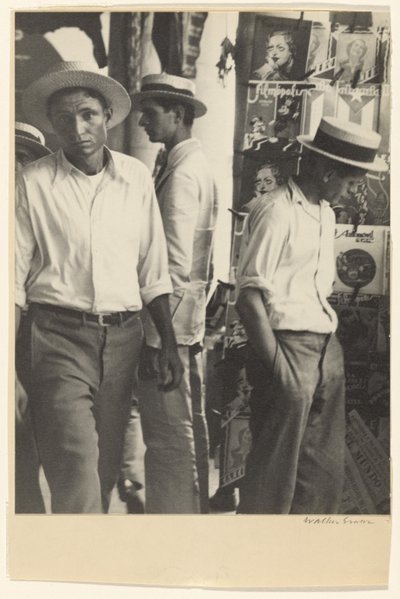 Pessoas na banca de jornais do centro de Havana Shoeshine de Walker Evans