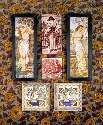 Dois azulejos E. Smith com uma donzela medieval, século XX (cerâmica) de Walter (attr.) Crane