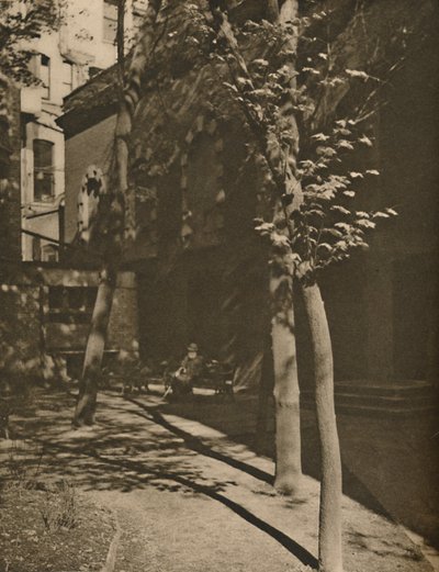 Uma piscina de silêncio em Streaming London Roar Central, c1935. de Walter Benington