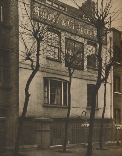 Ao sinal do velho sino no cemitério de St. Brides, c1935. de Walter Benington