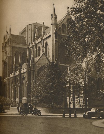 Catedral de Bloomsbury: Igreja Católica Apostólica em Gordon Square, c1935. de Walter Benington