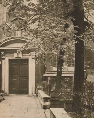 Porta sul da Igreja de St. Mary Aldermanbury, c1935. de Walter Benington